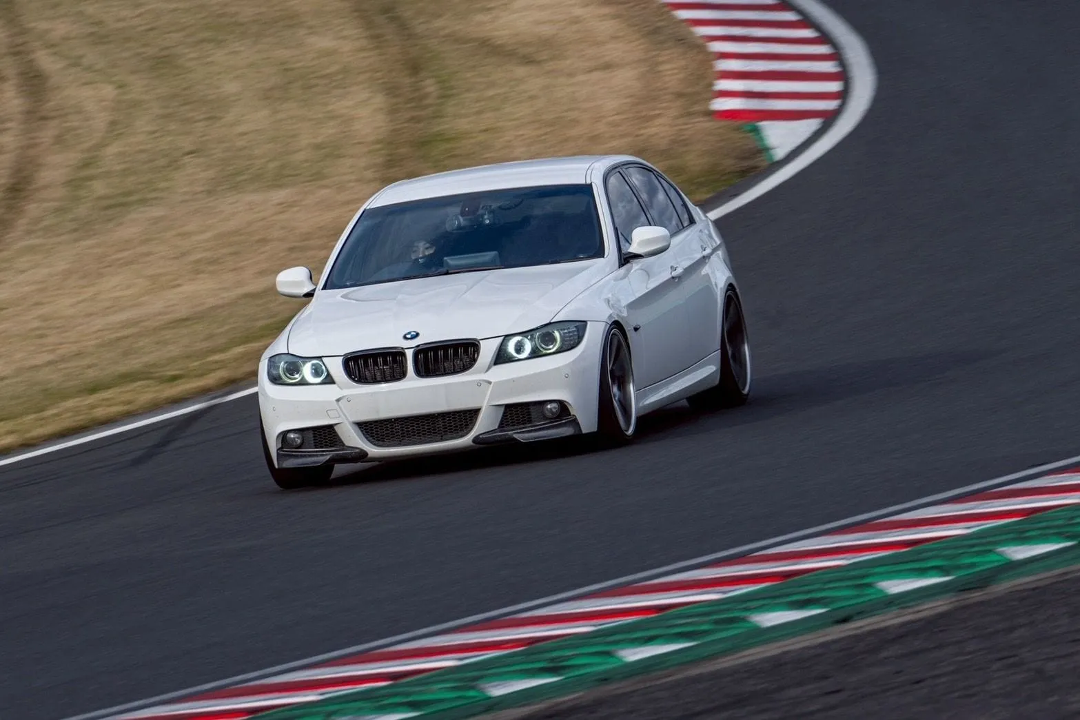 コーナーの縁石に乗せて旋回するE90